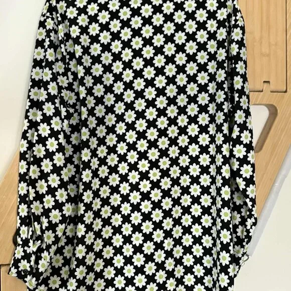 Black Daisy Print Button-Up Blouse – Size 8 - Picture 2 of 3